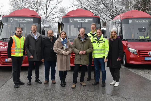 Gemeinsame Premierenfahrt auf der neuen Linie D mit (v.li.) IVB-Verkehrsplanungsleiter Jan Gumz, IVB-Aufsichtsratsvorsitzenden Alois Muglach, Manfred Liebentritt (Dorf Werk Statt Mühlau), Stadträtin Mariella Lutz, Bürgermeister Johannes Anzengruber, den IVB-Geschäftsführern Thomas Scheiber und Ekkehard Allinger-Csollich sowie Mobilitätsstadträtin Janine Bex. | Foto: MeinBezirk/Pascal Pali