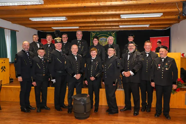 Die traditionellen Barbarafeierlichkeiten des Trachtenvereins Steirerherzen Seegraben fanden ihren Ausklang im Vereinsheim, wo Vizebürgermeisterin Brigit Sandler feierlich in die Knappschaft der Steirerherzen Seegraben aufgenommen wurde.  | Foto: Armin Russold