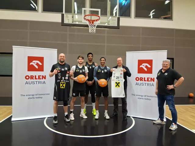 Die Spieler des Basketball Flyers Wels mit Jürgen Stichenwirth, CEO der Orlen Austria (2.v.r) und Uwe Neumann, Sponsoring-Verantwortlicher von den Basketball Flyers Wels (ganz rechts). | Foto: Orlen Austria