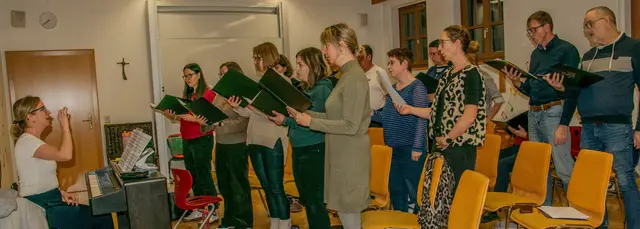 Der Carl-Zeller-Chor freut sich auf zahlreiche Besucherinnen und Besucher, die sich von den warmen Klängen des Advents berühren lassen möchten. | Foto: Carl-Zeller-Chor