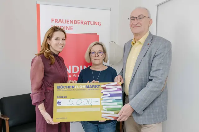 Bettina Kern (GF Undine Frauenberatung) mit Bürgermeisterin Carmen Jeitler-Cincelli und Manfred Schärfinger (Bücherflohmarkt Oberwaltersdorf). | Foto: 2025psb/ckollerics
