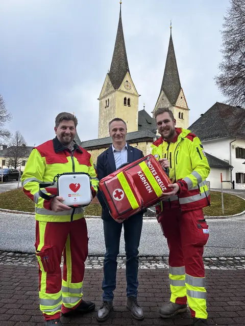 Bezirksstellenleiter des Roten Kreuzes Hannes Topar (links), Bürgermeister Anton Napetschnig (Mitte) und "First Responder" Thomas Kummer. | Foto: Privat