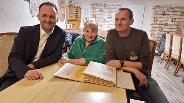 Peter Linser, Maria-Luise Rampold und Niki Larcher vor dem Fundus der Spenderin. | Foto: Fasnacht