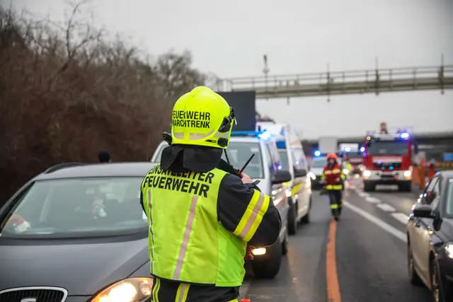 Ein Mercedes kommt von der Fahrbahn der Welser Autobahn ab und bleibt auf der Leitwand liegen – sieben Kilometer Stau. | Foto: laumat.at