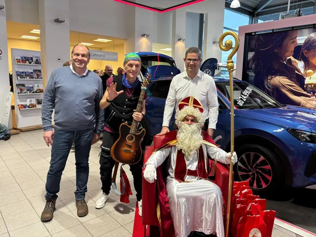 Geschäftsführer Stephan Mayr freute sich über das große Interesse am Nikolaus und am VW T-Roc. | Foto: Manuela Danzinger