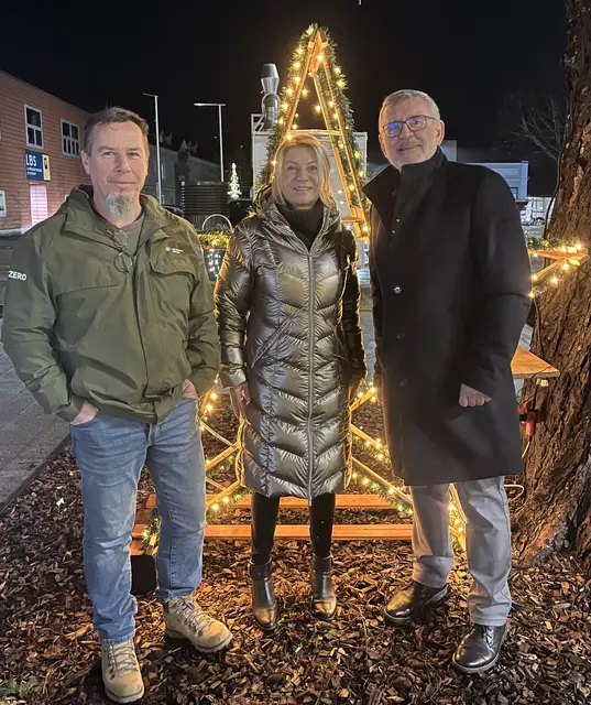 Freischnitzer Christian Slawik, Monika Appel und Kulturstadtrat Johann Scherner genießen die Adventstimmung. | Foto: Mag. Wilma Langer-Bruckner BEd.