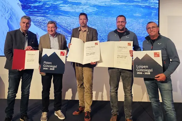 Neben dem Loipen-Gütesiegel für die Tiroler Zugspitz Arena wurde Franz Dengg (Geschäftsführer Tiroler Zugspitzbahn, 2.v.l.) mit dem Pisten-Gütesiegel ausgezeichnet. Weiters am Bild: Theo Zoller (Obmann Tiroler Zugspitz Arena, 1.v.l.), Björn Scherer (Geschäftsführer Tiroler Zugspitz Arena, 3.v.l.), Thomas Koch (Leitung Infrastruktur Tiroler Zugspitz Arena, 2.v.r.) und Manfred Hosp (Mitarbeiter Infrastruktur Tiroler Zugspitz Arena, 1.v.r.). | Foto: Tiroler Zugspitz Arena