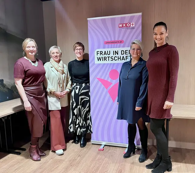 Bezirksvorstehende Silvia Reindl, WK-Referentin Manuela Weinrauch, Bettina Wagner und Christiane Ortner von Frau in der Wirtschaft mit der Referentin Marion Deville (4.l.) | Foto: Frau in der Wirtschaft in Riegersburg