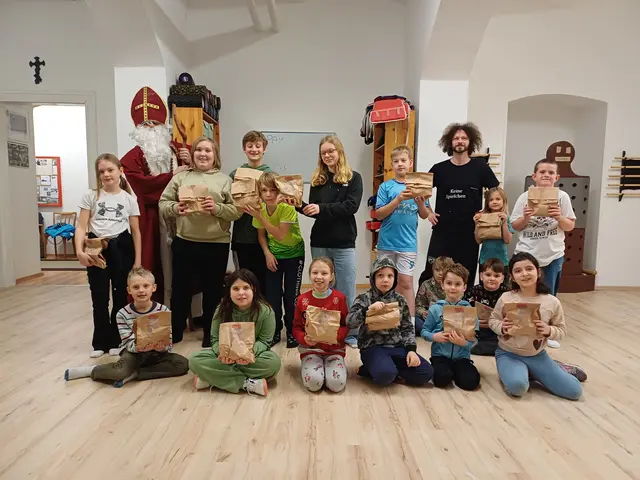 Motiviert und brav waren die jungen Melker Schüler mit ihrem Ausbilder Christoph Scheuch – der Nikolaus überzeugte sich persönlich davon. | Foto: Kampfkunst Melk