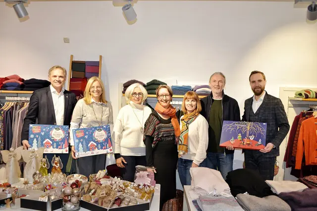 Vertreter der Stadt statteten dem neuen Laden bereits zum Eröffnungsbesuch am 2. Dezember einen Besuch ab. | Foto: Stadt Wels
