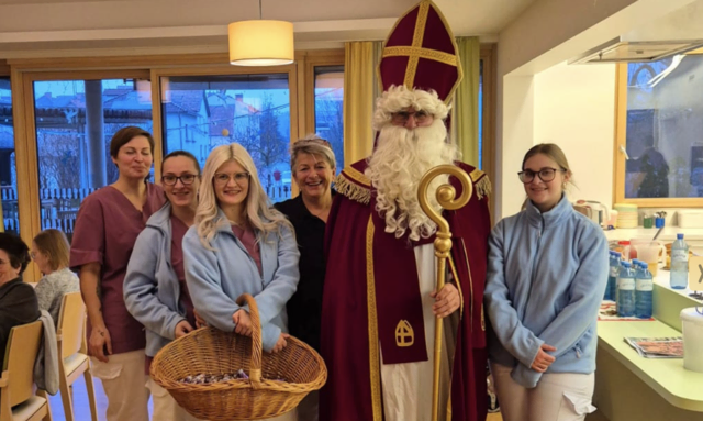 Mit einem Sack voller Süßigkeiten und noch mehr Herzlichkeit sorgte der Nikolaus im Haus der Barmherzigkeit Stephansheim in Horn für strahlende Gesichter. | Foto: Edi Poss