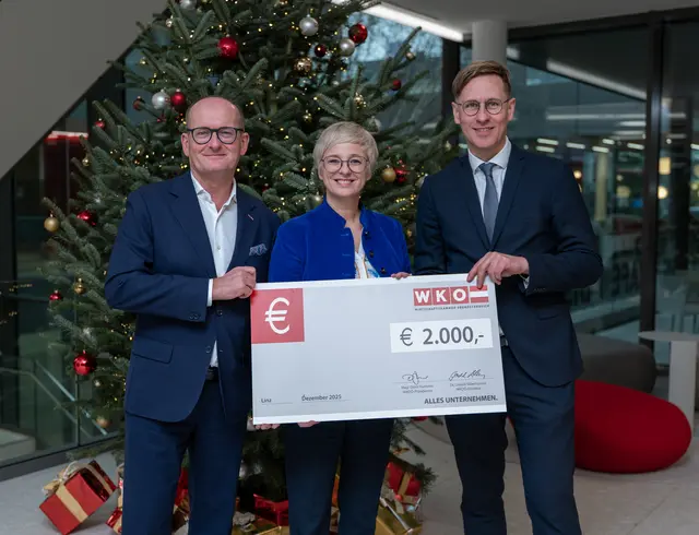 WKOÖ-Präsidentin Doris Hummer und Direktor Gerald Silberhumer übergaben den Spendenscheck im Haus der Wirtschaft an MeinBezirk Oberösterreich-Chefredakteur Thomas Winkler (r.) | Foto: MeinBezirk/Thomas Siegl