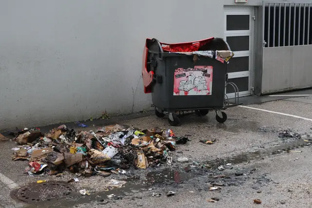 Ein Mann konnte den brennenden Altpapiercontainer noch aus dem Mülllager schieben, bevor die Flammen übergreifen konnten. | Foto: laumat.at