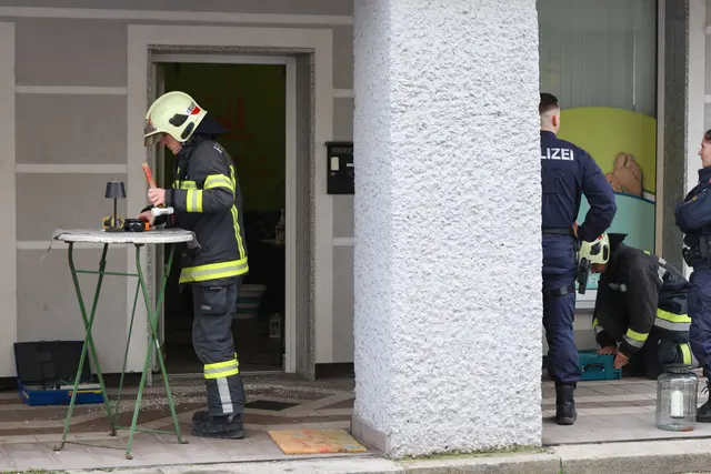 Die Welser Feuerwehr musste eine Haustüre in Wels-Vogelweide öffnen, weil Gefahr im Verzug war: Der Herd im Gebäude war eingeschaltet. | Foto: laumat.at