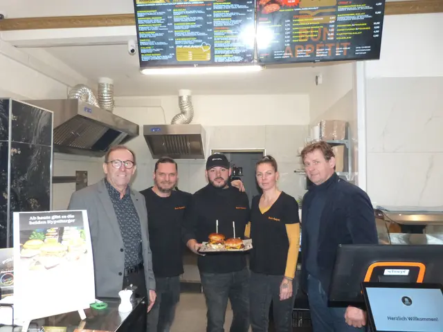 Vizebürgermeister Nikolaus Dominkovits, Szilveszter Milos, Imbissbesitzer Markus Meisch, Barbara Kardos und Bürgestermeister Johann Heisz genossen die Mittagszeit im BunAppetit!  | Foto: Vanessa Wittmann