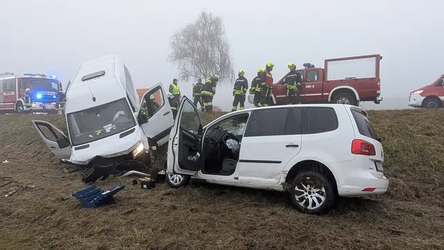Dichter Nebel, eine Sekunde zu spät reagiert – und schon krachte es auf der B2 bei Brunn/Wild. | Foto: Feuerwehr