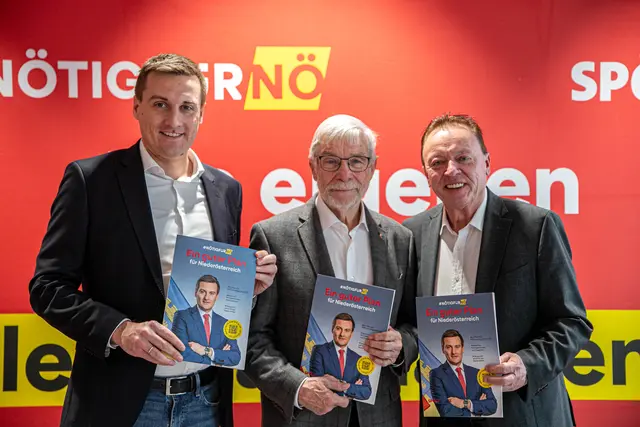 Sven Hergovich, Joschi Jahrmann und Hannes Weninger tragen sich zum Gespräch (v.l.). | Foto: SPÖ NÖ