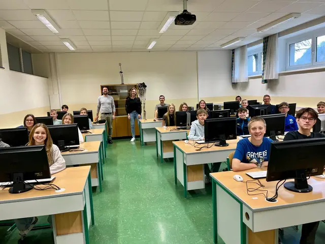 Direktorin Sieglinde Faschinger mit Bürgermeister und Schulobmann Michael Strasser mit Schüler im neuen Computerraum.
 | Foto: Gde. Haidershofen