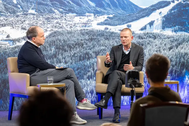 Gerold Riedmann (Chefredakteur Der Standard, links im Bild) im Gespräch mit Jan Bayer (Vorsitzender des Aufsichtsrats der Axel Springer SE). | Foto: Europäischer Mediengipfel/Florian Lechner