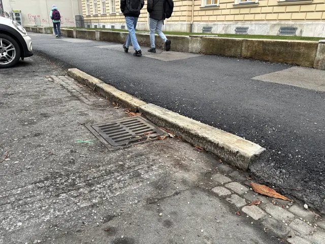 Zwei übrig gebliebene Teilstücke der ehemals aus Pörtschacher Marmor gefertigten Gehsteigkante an der unteren Bahnhofstraße. | Foto: Michael Kurz/MeinBezirk.at