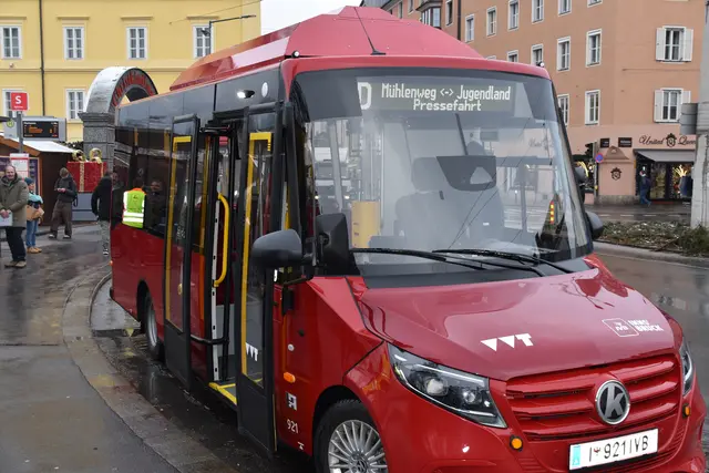 Innsbruck präsentiert die neuen E-Minibusse der Linie D. | Foto: MeinBezirk/Pascal Pali
