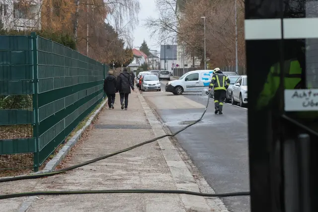 Ein Mann konnte den brennenden Altpapiercontainer noch aus dem Mülllager schieben, bevor die Flammen übergreifen konnten. | Foto: laumat.at