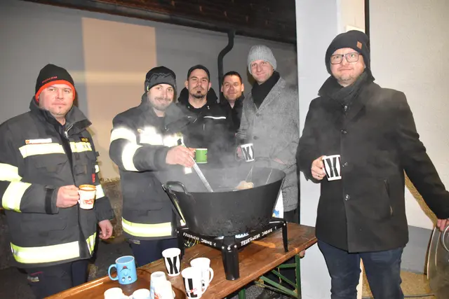 Die Feuerwehr kochte Glühwein, Punsch und Tee. | Foto: MeinBezirk/Michael Strini