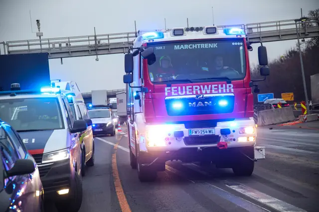 Ein Mercedes kommt von der Fahrbahn der Welser Autobahn ab und bleibt auf der Leitwand liegen – sieben Kilometer Stau. | Foto: laumat.at