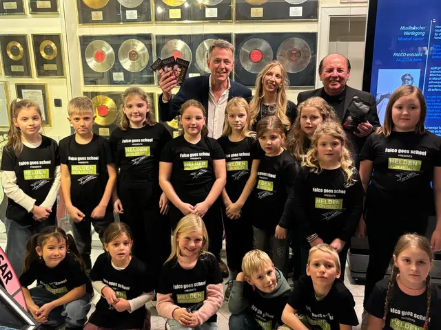 Gemeinsam mit Chiara sangen die Volksschulkinder zwei von Falcos größten Hits. | Foto: Manuela Danzinger