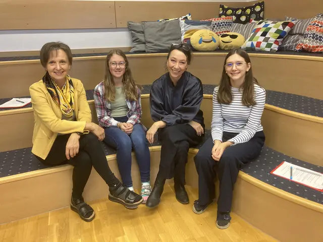 Direktorin Monika Winkler, Petra Baumgartner, Ursula Strauss und Miriam Peham (v. l.) trafen sich in der Schulbücherei der Mittelschule Pöchlarn zu einem inspirierenden Gespräch. | Foto: Mittelschule Pöchlarn