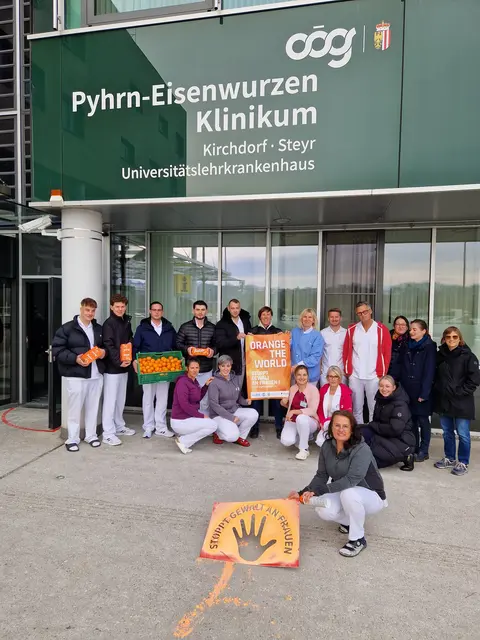 Die Gewaltschutzgruppe im PEK Steyr setzte mit zahlreichern UnterstützerInnen zu Beginn des Zeitraums ein Zeichen gegen Gewalt an Frauen. | Foto: OÖG