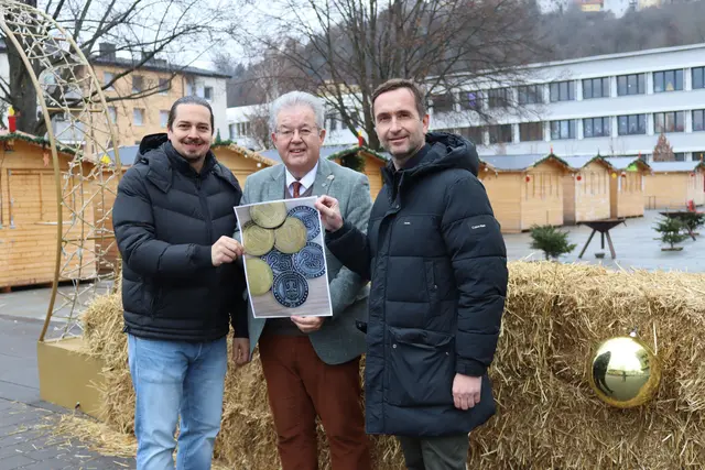Wirtschaftskammer-Obmann Bezirk St. Veit Walter Sabitzer, Bürgermeister Walter Zemrosser und Vizebürgermeister Michael Baumgartner machen auf die Althofener-Taler-Aktion aufmerksam. | Foto: Stadtgemeinde Althofen