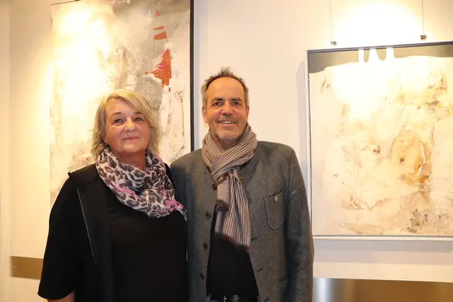 Künstlerin Andrea Lantschner und Bürgermeister Leopold Schilcher bei der Vernissage in Bad Goisern. | Foto: Besendorfer