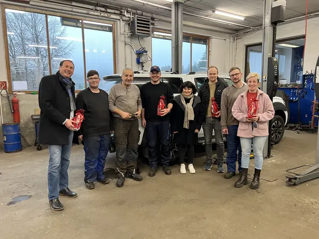 Florian Grünberger (l.) und Marianne Reininger (4. v. r.) und St. Romans WB-Obmann Konrad Grömmer (3. v. r.) mit Anton und Johanna Ried sowie den
Mitarbeiter vom Autohaus Ried. | Foto: WB Bezirk Schärding