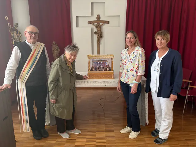 Heinz-Horst Meyer (Diakon), Christine Jahn, Katharina Hochleitner und Beatrix Litschauer bei der Krippensegnung. | Foto: LK Allentsteig