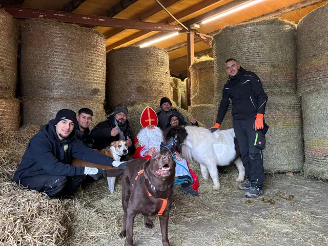 Der Nikolaus stattete der Pfotenhilfe Lochen einen Besuch ab. | Foto: Pfotenhilfe Lochen