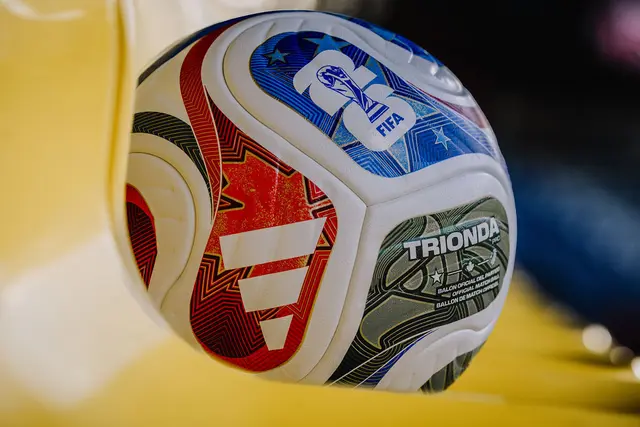 Der "FIFA World Cup 26 Trionda Pro Ball". | Foto: ServusTV / Manuel Seeger