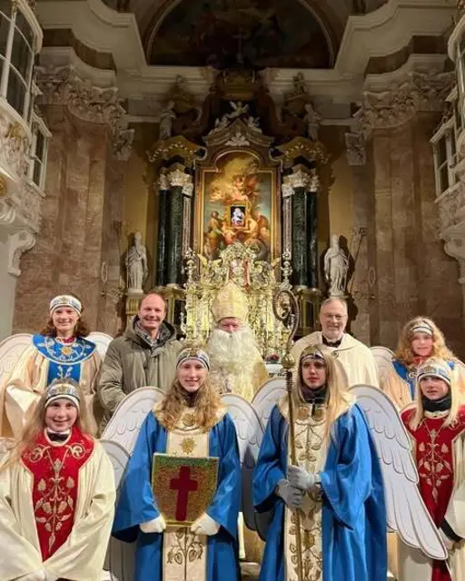 Im Innsbrucker Dom wurde der Heilige Nikolaus von Domprobst Jakob Bürgler und Bürgermeister Johannes Anzengruber begrüßt. | Foto: Jugendrotkreuz Tirol|Wolfgang Egger