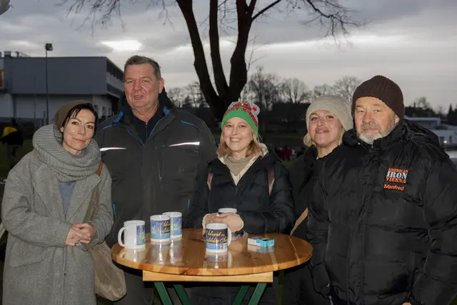 Gleich neben dem See bot der Adventmarkt einen stimmungsvollen Ausklang des Abends.  | Foto: Sophia Braun