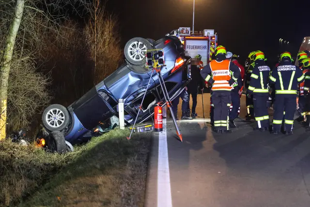 Auf der B1 in Gunskirchen kommt ein Ford am 5. Dezember von der Straße ab, fährt über die Böschung und überschlägt sich, bevor es gegen einen Baum prallt. | Foto: laumat.at