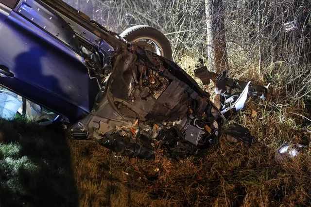 Auf der B1 in Gunskirchen kommt ein Ford am 5. Dezember von der Straße ab, fährt über die Böschung und überschlägt sich, bevor es gegen einen Baum prallt. | Foto: laumat.at