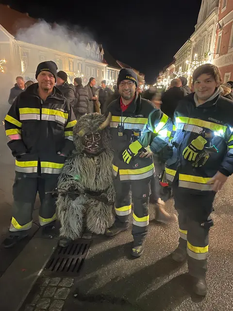 Die Feuerwehr mit einem der Höllenbrüder. | Foto: Günther Koch