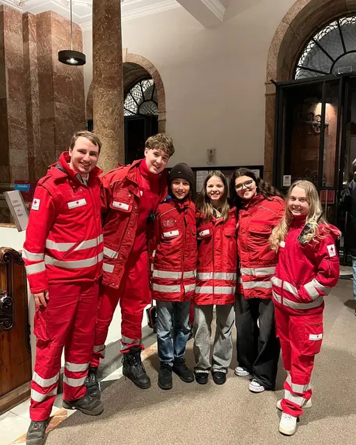 Seit mehr als 70 Jahren organisiert das Jugendrotkreuz Tirol gemeinsam mit der Volksschule St. Nikolaus und der Pfarre St. Nikolaus den traditionellen Nikolaus-Einzug in Innsbruck.  | Foto: Jugendrotkreuz Tirol|Wolfgang Egger