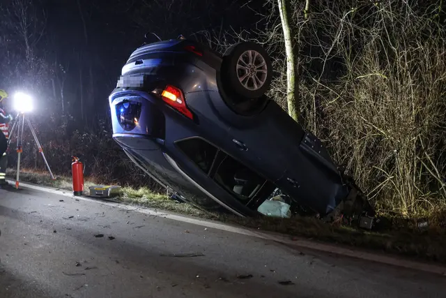 Auf der B1 in Gunskirchen kommt ein Ford am 5. Dezember von der Straße ab, fährt über die Böschung und überschlägt sich, bevor es gegen einen Baum prallt. | Foto: laumat.at