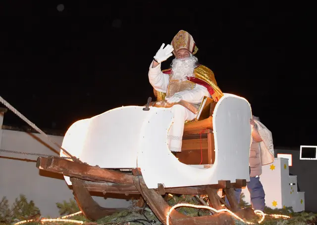 Der Nikolaus wurde am Mistelbacher Marienplatz herzlich empfangen