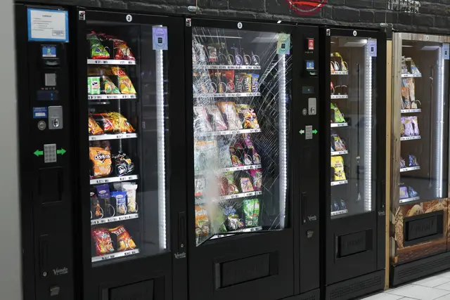 Ein kaputter Snackautomat in einem Automatenlokal in Wels rief am Morgen des 6. Dezember 2025 die Feuerwehr auf den Plan. | Foto: laumat.at/Matthias Lauber
