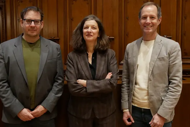Moderatorin Colette M. Schmidt diskutierte mit Lukas Gahleitner-Gertz (l.) von Asylkoordination Österreich und Christoph Pinter, UNHCR Österreich. | Foto: #soziallandretten