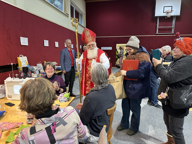 Der Besuch des Nikolaus machte die Benefizaktion zu einem besonderen Erlebnis für alle Generationen. | Foto: Jana Zuser