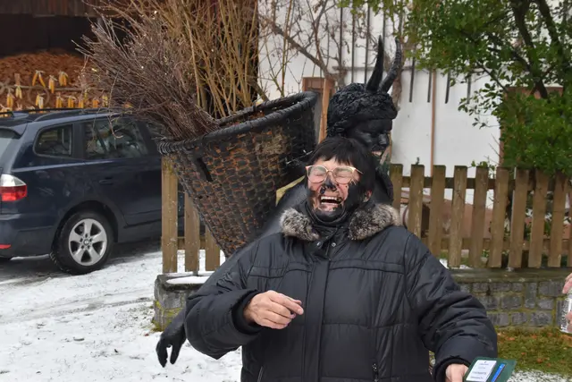 "Angruaßelt" zu werden gehört am 5. Dezember zur Tradition in Rietz - es soll Glück bringen - auf alle Fälle aber Spaß!