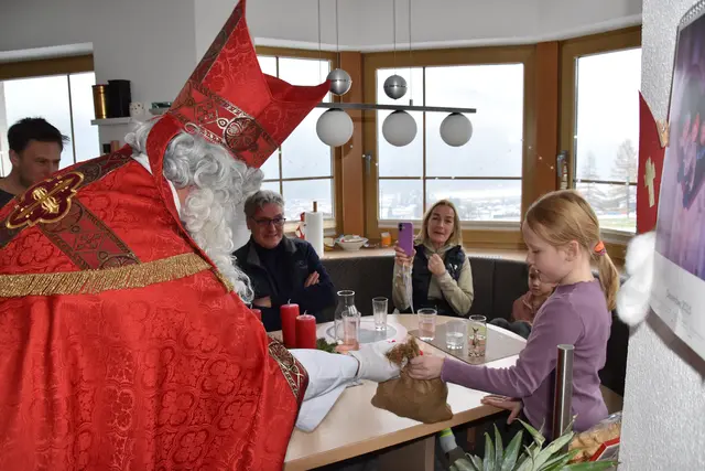 Familienfeste in Rietz: Für alle braven Kinder gab es natürlich Geschenke vom Nikolaus.